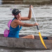 Course de pirogue en Guyane a Montsinery tonnegrande. P12 et P4 (12 places et 4 places). Organise par le club de canoe kayak et pirogue de Cayenne (ASPAG). Deguisements des equipages.