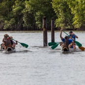 Course de pirogue en Guyane a Montsinery tonnegrande. P12 et P4 (12 places et 4 places). Organise par le club de canoe kayak et pirogue de Cayenne (ASPAG). Deguisements des equipages.