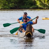 Course de pirogue en Guyane a Montsinery tonnegrande. P12 et P4 (12 places et 4 places). Organise par le club de canoe kayak et pirogue de Cayenne (ASPAG). Deguisements des equipages.