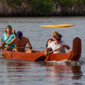 Course de pirogue en Guyane a Montsinery tonnegrande. P12 et P4 (12 places et 4 places). Organise par le club de canoe kayak et pirogue de Cayenne (ASPAG). Deguisements des equipages.