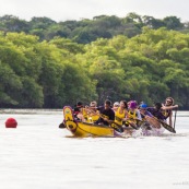 Course de pirogue en Guyane a Montsinery tonnegrande. P12 et P4 (12 places et 4 places). Organise par le club de canoe kayak et pirogue de Cayenne (ASPAG). Deguisements des equipages.