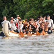 Course de pirogue en Guyane a Montsinery tonnegrande. P12 et P4 (12 places et 4 places). Organise par le club de canoe kayak et pirogue de Cayenne (ASPAG). Deguisements des equipages.