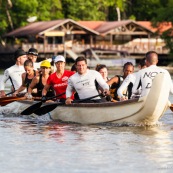 Course de pirogue en Guyane a Montsinery tonnegrande. P12 et P4 (12 places et 4 places). Organise par le club de canoe kayak et pirogue de Cayenne (ASPAG). Deguisements des equipages.