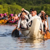 Course de pirogue en Guyane a Montsinery tonnegrande. P12 et P4 (12 places et 4 places). Organise par le club de canoe kayak et pirogue de Cayenne (ASPAG). Deguisements des equipages.