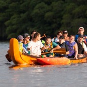 Course de pirogue en Guyane a Montsinery tonnegrande. P12 et P4 (12 places et 4 places). Organise par le club de canoe kayak et pirogue de Cayenne (ASPAG). Deguisements des equipages.