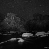 Riviere de Guyane de nuit. Foret tropicale amazonienne.