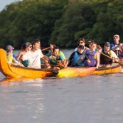 Course de pirogue en Guyane a Montsinery tonnegrande. P12 et P4 (12 places et 4 places). Organise par le club de canoe kayak et pirogue de Cayenne (ASPAG). Deguisements des equipages.