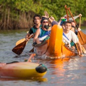 Course de pirogue en Guyane a Montsinery tonnegrande. P12 et P4 (12 places et 4 places). Organise par le club de canoe kayak et pirogue de Cayenne (ASPAG). Deguisements des equipages.