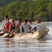 Course de pirogue en Guyane a Montsinery tonnegrande. P12 et P4 (12 places et 4 places). Organise par le club de canoe kayak et pirogue de Cayenne (ASPAG). Deguisements des equipages.