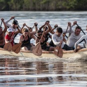 Course de pirogue en Guyane a Montsinery tonnegrande. P12 et P4 (12 places et 4 places). Organise par le club de canoe kayak et pirogue de Cayenne (ASPAG). Deguisements des equipages.