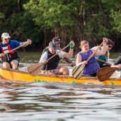 Course de pirogue en Guyane a Montsinery tonnegrande. P12 et P4 (12 places et 4 places). Organise par le club de canoe kayak et pirogue de Cayenne (ASPAG). Deguisements des equipages.