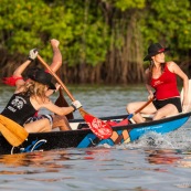 Course de pirogue en Guyane a Montsinery tonnegrande. P12 et P4 (12 places et 4 places). Organise par le club de canoe kayak et pirogue de Cayenne (ASPAG). Deguisements des equipages.