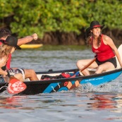 Course de pirogue en Guyane a Montsinery tonnegrande. P12 et P4 (12 places et 4 places). Organise par le club de canoe kayak et pirogue de Cayenne (ASPAG). Deguisements des equipages.