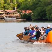 Course de pirogue en Guyane a Montsinery tonnegrande. P12 et P4 (12 places et 4 places). Organise par le club de canoe kayak et pirogue de Cayenne (ASPAG). Deguisements des equipages.