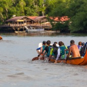 Course de pirogue en Guyane a Montsinery tonnegrande. P12 et P4 (12 places et 4 places). Organise par le club de canoe kayak et pirogue de Cayenne (ASPAG). Deguisements des equipages.