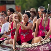 Course de pirogue en Guyane a Montsinery tonnegrande. P12 et P4 (12 places et 4 places). Organise par le club de canoe kayak et pirogue de Cayenne (ASPAG). Deguisements des equipages.