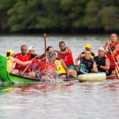 Course de pirogue en Guyane a Montsinery tonnegrande. P12 et P4 (12 places et 4 places). Organise par le club de canoe kayak et pirogue de Cayenne (ASPAG). Deguisements des equipages.