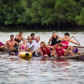 Course de pirogue en Guyane a Montsinery tonnegrande. P12 et P4 (12 places et 4 places). Organise par le club de canoe kayak et pirogue de Cayenne (ASPAG). Deguisements des equipages.