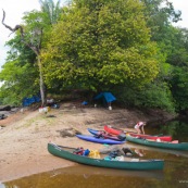 Expedition en canoe, camp de base sur une ile de sable. En Guyane, foret tropicale amazonienne. Camping, baches.