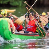 Course de pirogue en Guyane a Montsinery tonnegrande. P12 et P4 (12 places et 4 places). Organise par le club de canoe kayak et pirogue de Cayenne (ASPAG). Deguisements des equipages.