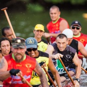 Course de pirogue en Guyane a Montsinery tonnegrande. P12 et P4 (12 places et 4 places). Organise par le club de canoe kayak et pirogue de Cayenne (ASPAG). Deguisements des equipages.