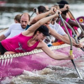 Course de pirogue en Guyane a Montsinery tonnegrande. P12 et P4 (12 places et 4 places). Organise par le club de canoe kayak et pirogue de Cayenne (ASPAG). Deguisements des equipages.