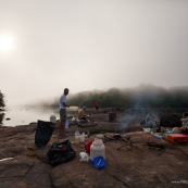 Expedition en canoe. En Guyane, foret tropicale amazonienne. Camping, petit dejeuner le matin.