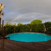 Piscine et arc en ciel.