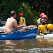 Kayak polo a saut maripa du cote de Saint Georges de l'Oyapock. Organise par le club Tukus. Sport d'équipe avec ballon. Jeunes.