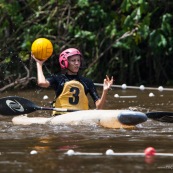 Kayak polo a saut maripa du cote de Saint Georges de l'Oyapock. Organise par le club Tukus. Sport d'équipe avec ballon. Jeunes.