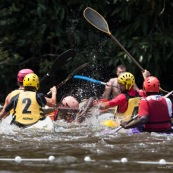 Kayak polo a saut maripa du cote de Saint Georges de l'Oyapock. Organise par le club Tukus. Sport d'équipe avec ballon. Jeunes.