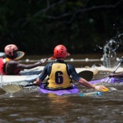 Kayak polo a saut maripa du cote de Saint Georges de l'Oyapock. Organise par le club Tukus. Sport d'équipe avec ballon. Jeunes.