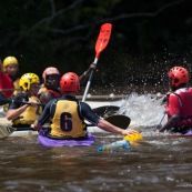 Kayak polo a saut maripa du cote de Saint Georges de l'Oyapock. Organise par le club Tukus. Sport d'équipe avec ballon. Jeunes.