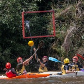 Kayak polo a saut maripa du cote de Saint Georges de l'Oyapock. Organise par le club Tukus. Sport d'équipe avec ballon. Jeunes.