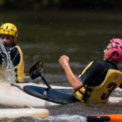 Kayak polo a saut maripa du cote de Saint Georges de l'Oyapock. Organise par le club Tukus. Sport d'équipe avec ballon. Jeunes.