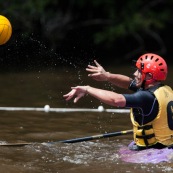 Kayak polo a saut maripa du cote de Saint Georges de l'Oyapock. Organise par le club Tukus. Sport d'équipe avec ballon. Jeunes.