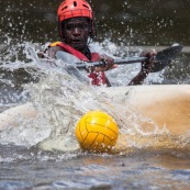 Kayak polo a saut maripa du cote de Saint Georges de l'Oyapock. Organise par le club Tukus. Sport d'équipe avec ballon. Jeunes.