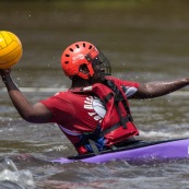 Kayak polo a saut maripa du cote de Saint Georges de l'Oyapock. Organise par le club Tukus. Sport d'équipe avec ballon. Jeunes.