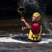 Kayak polo a saut maripa du cote de Saint Georges de l'Oyapock. Organise par le club Tukus. Sport d'équipe avec ballon. Jeunes.