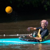 Kayak polo a saut maripa du cote de Saint Georges de l'Oyapock. Organise par le club Tukus. Sport d'équipe avec ballon. Jeunes.