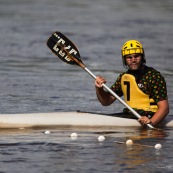 Kayak polo a saut maripa du cote de Saint Georges de l'Oyapock. Organise par le club Tukus. Sport d'équipe avec ballon. Jeunes.