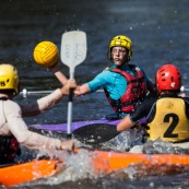 Kayak polo a saut maripa du cote de Saint Georges de l'Oyapock. Organise par le club Tukus. Sport d'équipe avec ballon. Jeunes.