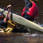 Kayak polo a saut maripa du cote de Saint Georges de l'Oyapock. Organise par le club Tukus. Sport d'équipe avec ballon. Jeunes.