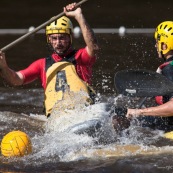 Kayak polo a saut maripa du cote de Saint Georges de l'Oyapock. Organise par le club Tukus. Sport d'équipe avec ballon. Jeunes.