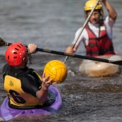 Kayak polo a saut maripa du cote de Saint Georges de l'Oyapock. Organise par le club Tukus. Sport d'équipe avec ballon. Jeunes.