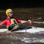 Kayak polo a saut maripa du cote de Saint Georges de l'Oyapock. Organise par le club Tukus. Sport d'équipe avec ballon. Jeunes.