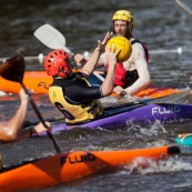 Kayak polo a saut maripa du cote de Saint Georges de l'Oyapock. Organise par le club Tukus. Sport d'équipe avec ballon. Jeunes.