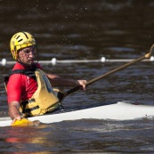 Kayak polo a saut maripa du cote de Saint Georges de l'Oyapock. Organise par le club Tukus. Sport d'équipe avec ballon. Jeunes.