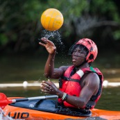 Kayak polo a saut maripa du cote de Saint Georges de l'Oyapock. Organise par le club Tukus. Sport d'équipe avec ballon. Jeunes.