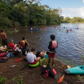 Kayak polo a saut maripa du cote de Saint Georges de l'Oyapock. Organise par le club Tukus. Sport d'équipe avec ballon. Jeunes.